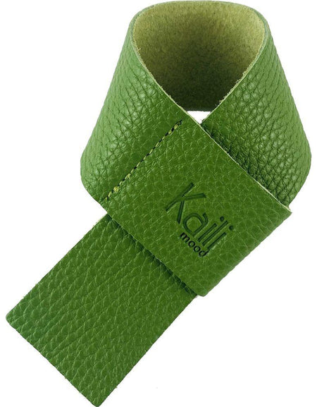 K0010EB | Salvagoccia per Bottiglia Made in Italy in Vera Pelle pieno fiore, grana dollaro - Colore Verde. Dimensioni: cm 27 x 4 x 0,5. Confezione: Gift Box rigido fondo/coperchio-1