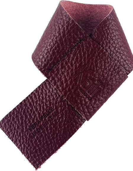 K0010XB | Salvagoccia per Bottiglia Made in Italy in Vera Pelle pieno fiore, grana dollaro - Colore Bordeaux. Dimensioni: cm 27 x 4 x 0,5. Confezione: Gift Box rigido fondo/coperchio-1