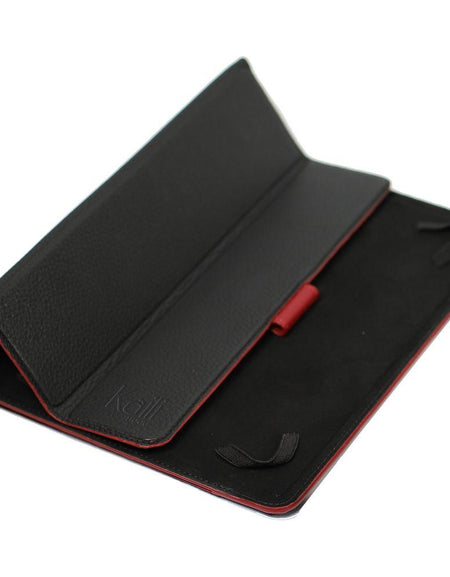 K0033AB | Custodia per Tablet Vera Pelle, pieno fiore, grana dollaro. Col.Nero con bordi Rossi. Chiusura con linguetta in contrasto. Dimensioni: cm 19,5 x 25,2 x 1. Confezione: Sacchetto Tnt-0