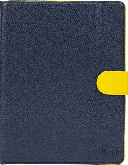 K0033DB | Custodia per Tablet Vera Pelle, pieno fiore, grana dollaro. Col.Blu con bordi Gialli. Chiusura con linguetta in contrasto. Dimensioni: cm 19,5 x 25,2 x 1. Confezione: Sacchetto Tnt-1