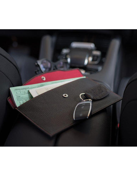 K0034AB | Busta Piatta in Vera Pelle pieno fiore, grana dollaro - Colore Nero. Pattina di chiusura con bottone automatico. Dimensioni: cm 22,5 x 12,5 x 0,5 - Confezione: Sacchetto Tnt-1