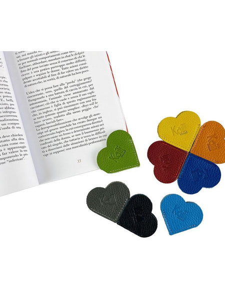 K0038AB | Segnalibro Cuore Made in Italy in Vera Pelle pieno fiore, grana dollaro - Colore Nero - Dimensioni: cm 6 x 5,5 x 0,5 - Confezione: Gift Box rigido fondo/coperchio-1