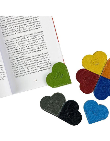 K0038FB | Segnalibro Cuore Made in Italy in Vera Pelle pieno fiore, grana dollaro - Colore Grigio - Dimensioni: cm 6 x 5,5 x 0,5 - Confezione: Gift Box rigido fondo/coperchio-1