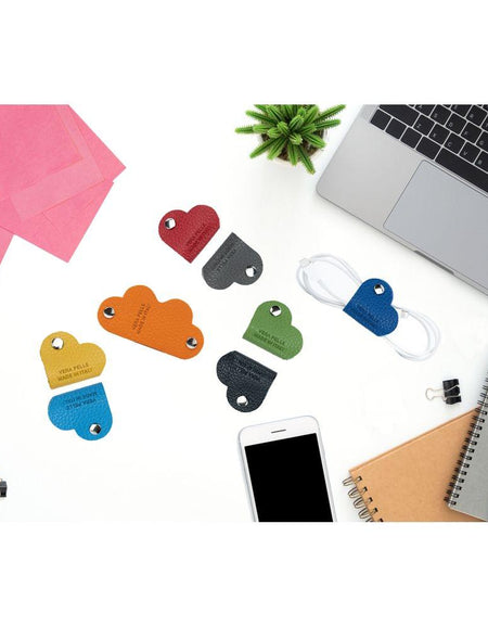 K0039OB | Avvolgicavo Cuore Made in Italy in Vera Pelle pieno fiore, grana dollaro - Colore Azzurro - Dimensioni: cm 5 x 8 x 0,5 - Confezione: Gift Box rigido fondo/coperchio-1