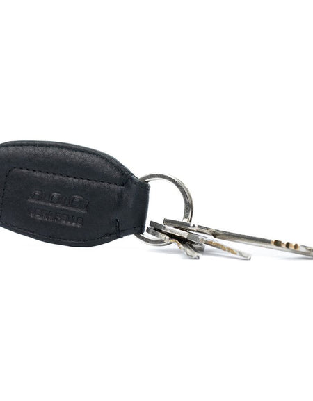 K10753AB | Portachiavi in Vera Pelle pieno fiore, con leggera grana. Colore Nero. Anello Nickel Lucido. Dimensioni totali: cm 3,5 x 9 x 0,5. Confezione: Gift Box rigido fondo/coperchio-1