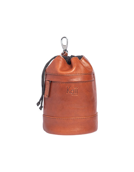 K0055SB | Pochette con Coulisse Hands-Free in Vera Pelle pieno fiore, ingrassata. Fodera in cotone. Colore Cognac. Dimensioni: cm 10 x 17 x 9,5. Confezione: Sacchetto Tessuto non Tessuto-0