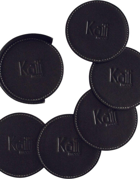 K0007AB | Set Sotto Bicchieri da 6 pezzi in Vera Pelle pieno fiore, liscia. Dimensione sotto bicchieri: ø cm 9, Dimensione Porta sotto bicchieri: ø 9 x 3.0 cm.  Confezione: Sacchetto Tnt-1