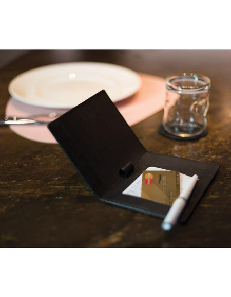 K0008AB | Porta Conto in Vera Pelle pieno fiore, grana dollaro. Mini slot interne e asola porta penna. Colore Nero. Dimensioni: cm 12 x 16 x 1.  Confezione: Sacchetto Tnt-0