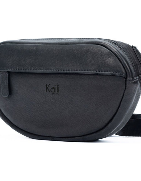 K0012AB | Marsupio in Vera Pelle pieno fiore, con leggera grana. 4 tasche con chiusura con lampo. Accessori Nickel Lucido. Colore Nero. Dimensioni: cm 25 x 13 x 5,5.Confezione: Sacchetto Tnt-0