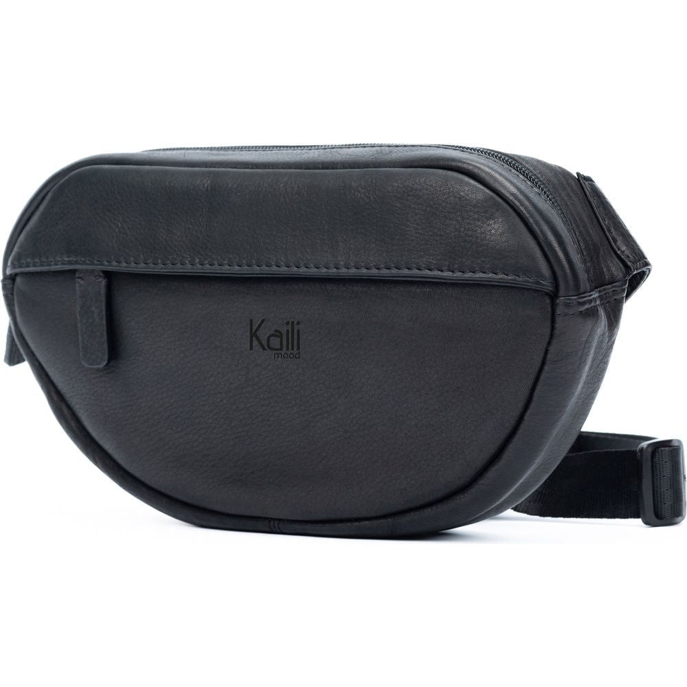 K0012AB | Marsupio in Vera Pelle pieno fiore, con leggera grana. 4 tasche con chiusura con lampo. Accessori Nickel Lucido. Colore Nero. Dimensioni: cm 25 x 13 x 5,5.Confezione: Sacchetto Tnt-0