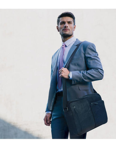 K0022AB | Messenger in Canvas/Vera Pelle, pieno fiore, volanata - Colore Nero. Accessori Nickel Anticato, Chiusura superiore con lampo. Dimensioni: cm 35 x 26 x 10. Confezione: Sacchetto Tnt-0