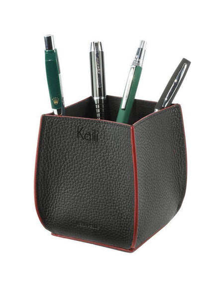 K0032AB | Porta Penne da scrivania in Vera Pelle, pieno fiore, grana dollaro. Colore Nero con bordi Rossi. Dimensioni: cm 8,5 x 8,5 x 12. Confezione: Sacchetto Tnt-0