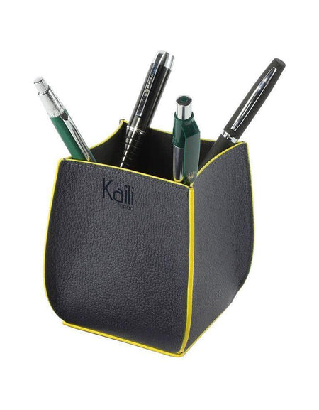 K0032DB | Porta Penne da scrivania in Vera Pelle, pieno fiore, grana dollaro. Colore Blu con bordi Gialli. Dimensioni: cm 8,5 x 8,5 x 12. Confezione: Sacchetto Tnt-0