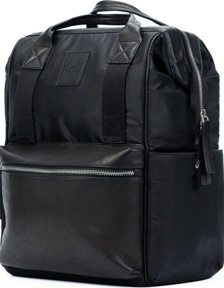 K0037AB | Zaino Idrorepellente in Nylon Waterproof/Vera Pelle pieno fiore con leggera grana - Colore Nero - Accessori Nickel lucido. Dimensioni: cm 27 x 39 x 19 - Confezione: Sacchetto Tnt-0