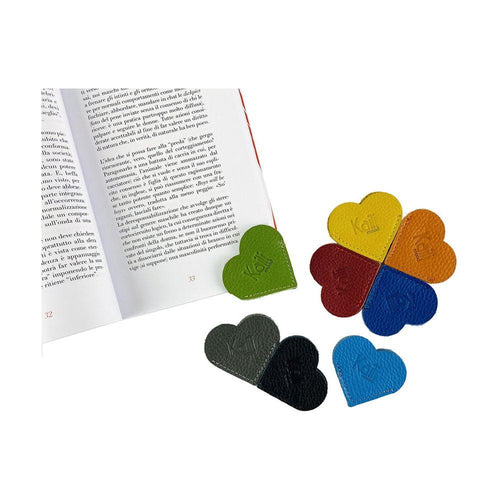 Load image into Gallery viewer, K0038AB | Segnalibro Cuore Made in Italy in Vera Pelle pieno fiore, grana dollaro - Colore Nero - Dimensioni: cm 6 x 5,5 x 0,5 - Confezione: Gift Box rigido fondo/coperchio-1
