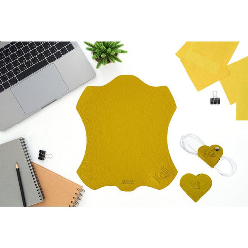 Load image into Gallery viewer, K0038RB | Segnalibro Cuore Made in Italy in Vera Pelle pieno fiore, grana dollaro - Colore Giallo - Dimensioni: cm 6 x 5,5 x 0,5 - Confezione: Gift Box rigido fondo/coperchio-2
