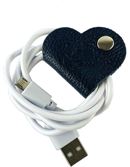 K0039AB | Avvolgicavo Cuore Made in Italy in Vera Pelle pieno fiore, grana dollaro - Colore Nero - Dimensioni: cm 5 x 8 x 0,5 - Confezione: Gift Box rigido fondo/coperchio-0