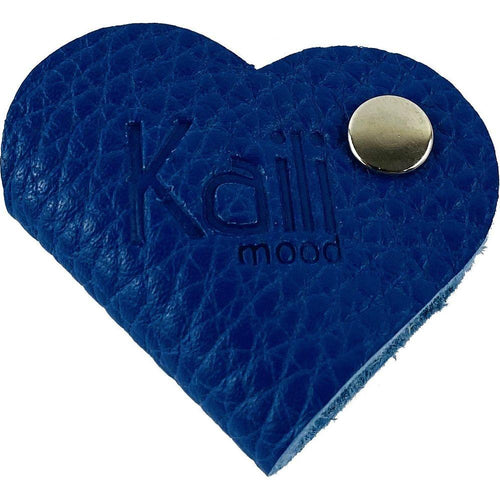 Load image into Gallery viewer, K0039DB | Avvolgicavo Cuore Made in Italy in Vera Pelle pieno fiore, grana dollaro - Colore Blu - Dimensioni: cm 5 x 8 x 0,5 - Confezione: Gift Box rigido fondo/coperchio-3
