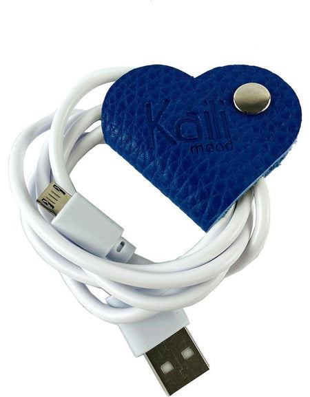 K0039DB | Avvolgicavo Cuore Made in Italy in Vera Pelle pieno fiore, grana dollaro - Colore Blu - Dimensioni: cm 5 x 8 x 0,5 - Confezione: Gift Box rigido fondo/coperchio-0