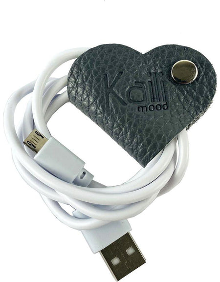 K0039FB | Avvolgicavo Cuore Made in Italy in Vera Pelle pieno fiore, grana dollaro - Colore Grigio - Dimensioni: cm 5 x 8 x 0,5 - Confezione: Gift Box rigido fondo/coperchio-0
