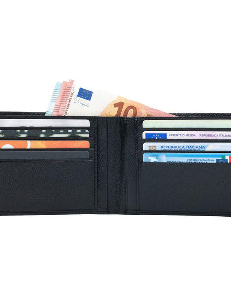 K10812AB | Portafogli Uomo in Saffiano Vera Pelle. Colore Nero. 8 slots per le carte di credito. Dimensioni da chiuso: cm 12,5 x 9,5 x 1. Confezione: Gift Box rigido fondo/coperchio-0
