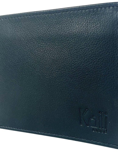 K11403AB | Portafogli Uomo in Vera Pelle pieno fiore, con leggera grana. Colore Nero. Tasca p/monete. Dimensioni da chiuso: cm 12,5 x 9,3 x 1. Confezione: Gift Box rigido fondo/coperchio-1