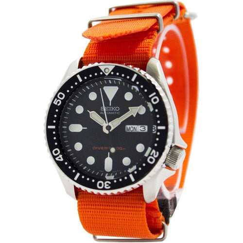 Load image into Gallery viewer, Seiko SKX007K1-var-NATO7 Men&#39;s Automatic Diver&#39;s 200M Watch - Stainless Steel Case, Orange NATO Strap, Black Dial
